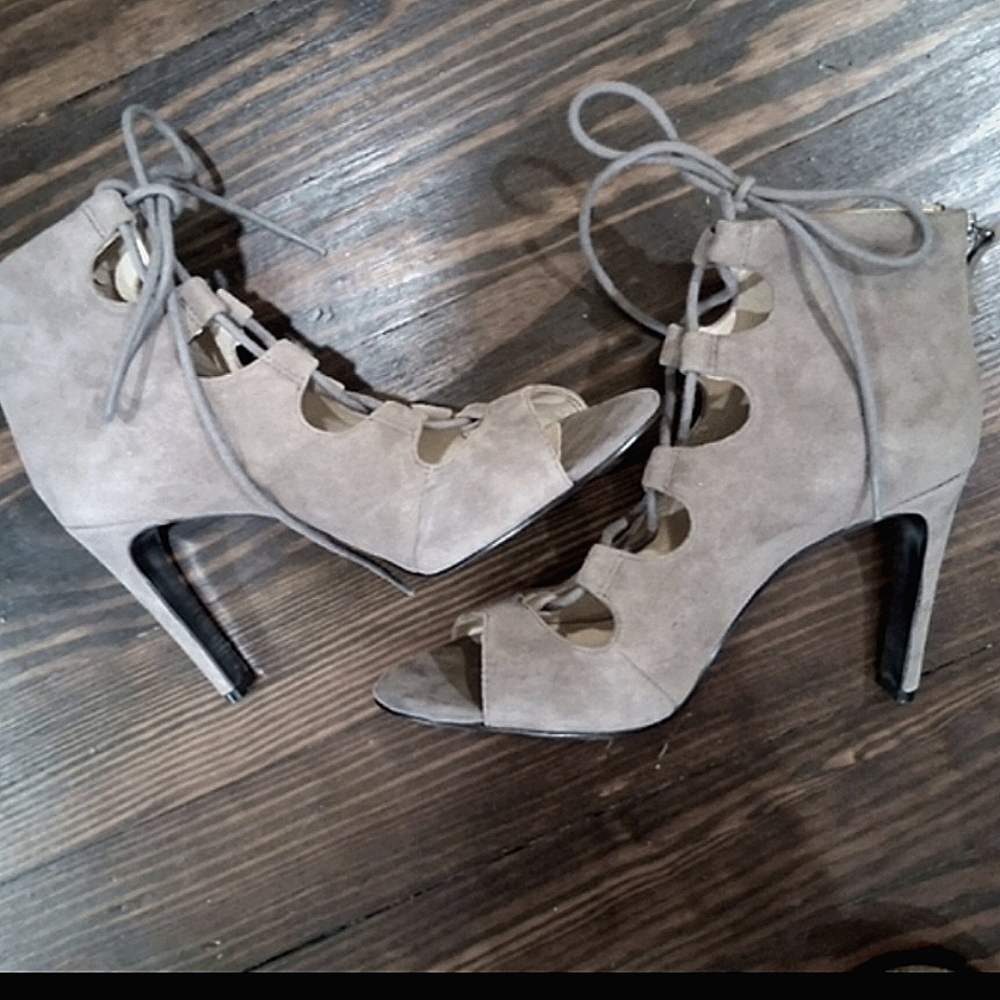 NINE WEST NW7UNCENSORE GREY SUEDE TIE-UP HEEL. 8.5